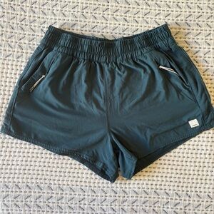 Vuori Dash Shorts, teal size medium